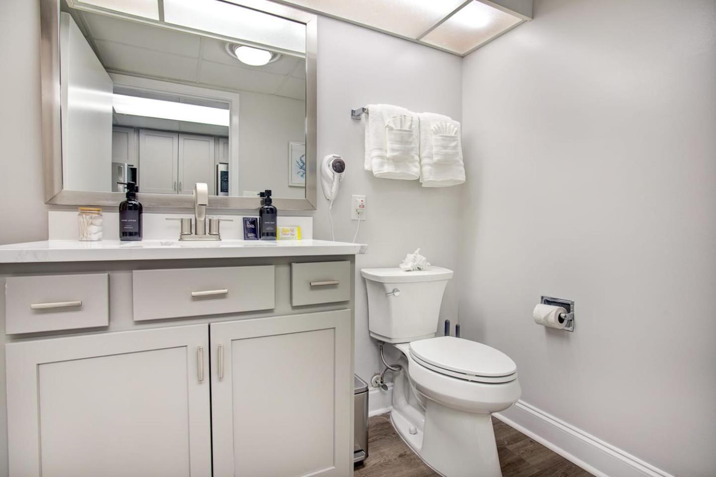 Oceanfront Escape Renovated Suite At Camelot เมอร์เทิลบีช ภายนอก รูปภาพ