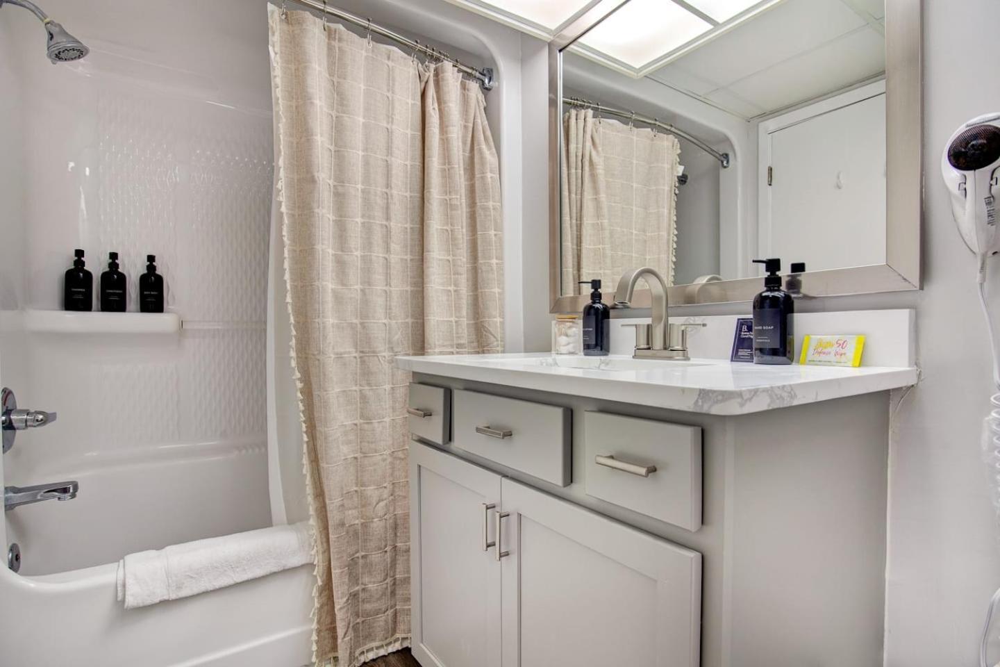 Oceanfront Escape Renovated Suite At Camelot เมอร์เทิลบีช ภายนอก รูปภาพ